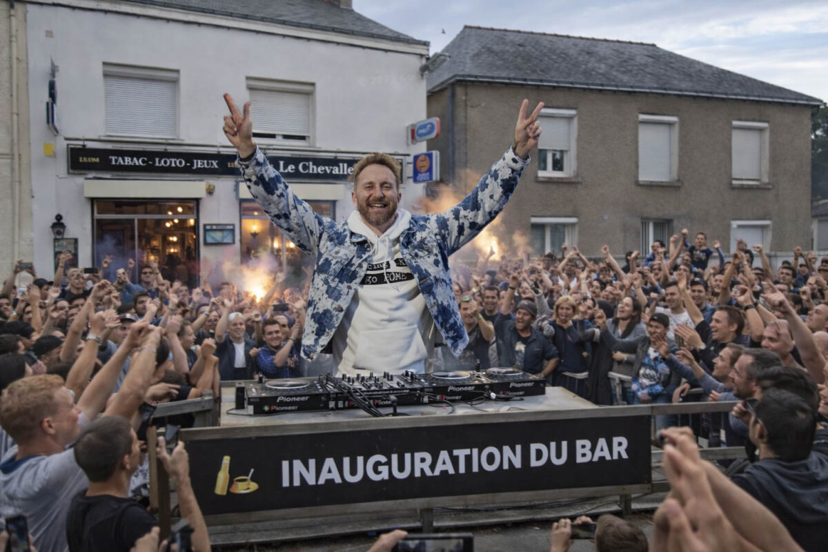 Un célèbre DJ confirme sa venue pour l’inauguration du bar